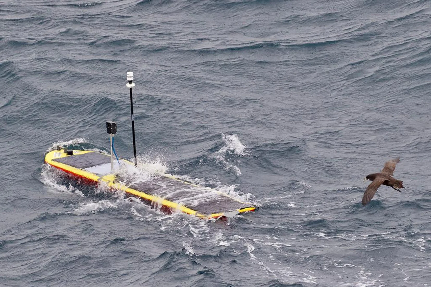El Wave Glider, un vehículo de superficie no tripulado, fue clave para medir los intercambios de calor y viento durante el estudio en el océano Austral.