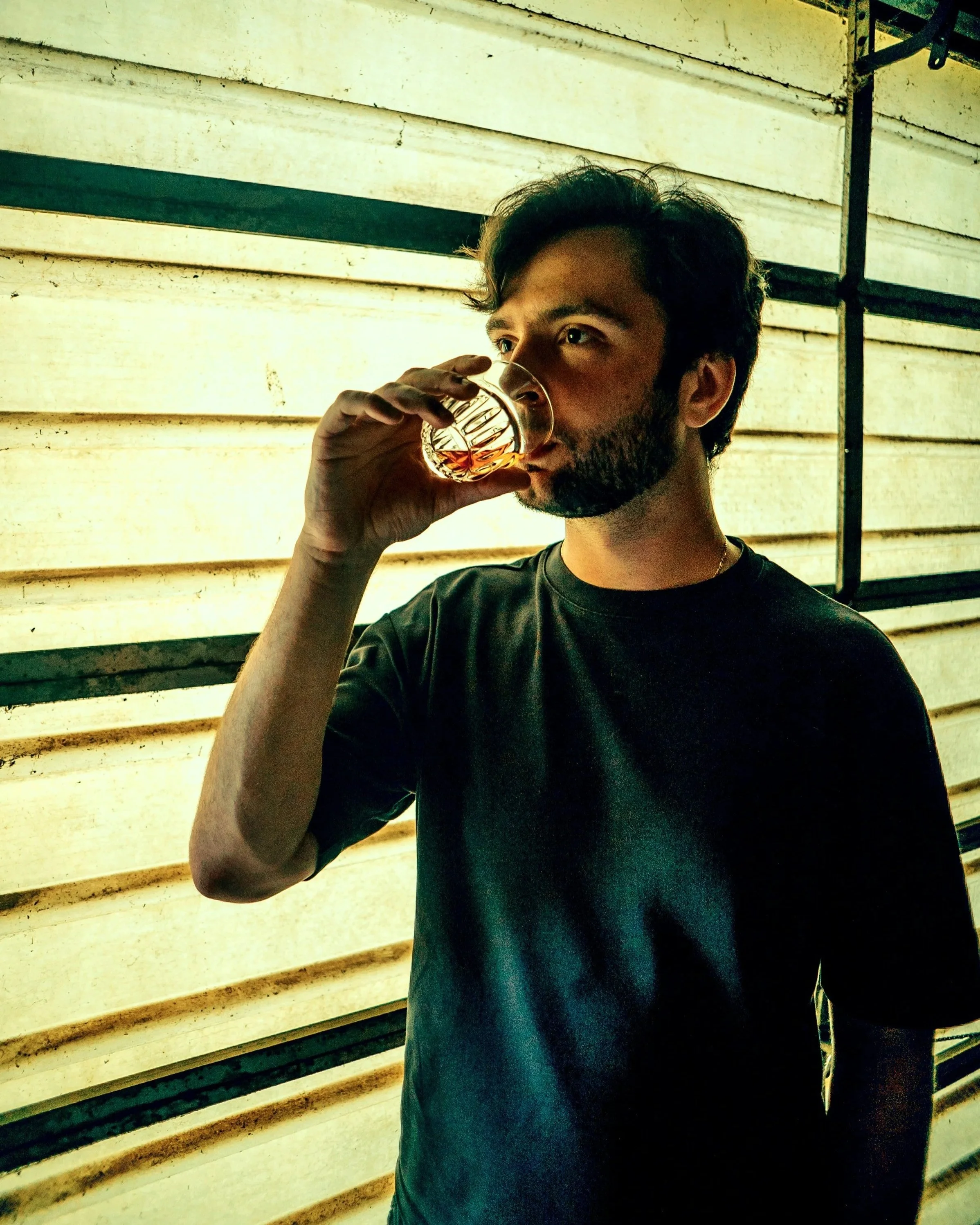 El consumo intensivo de alcohol elimina cualquier posible beneficio cardiovascular y aumenta claramente el riesgo de hipertensión, arritmias e ictus, según la nueva revisión científica.