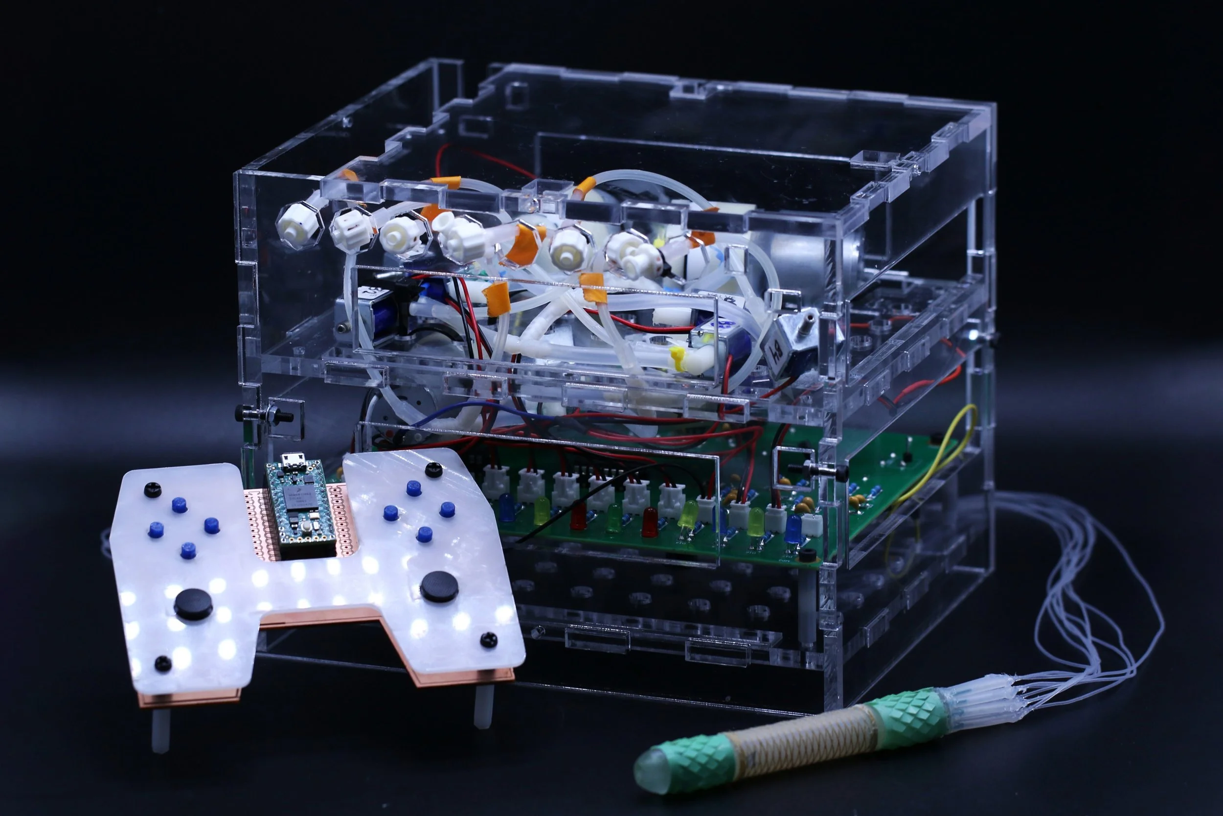 BIOSENTER, junto a su unidad electrónica de control y un mando inalámbrico que permite al especialista dirigir el robot por las curvas y estrechos conductos del intestino delgado.