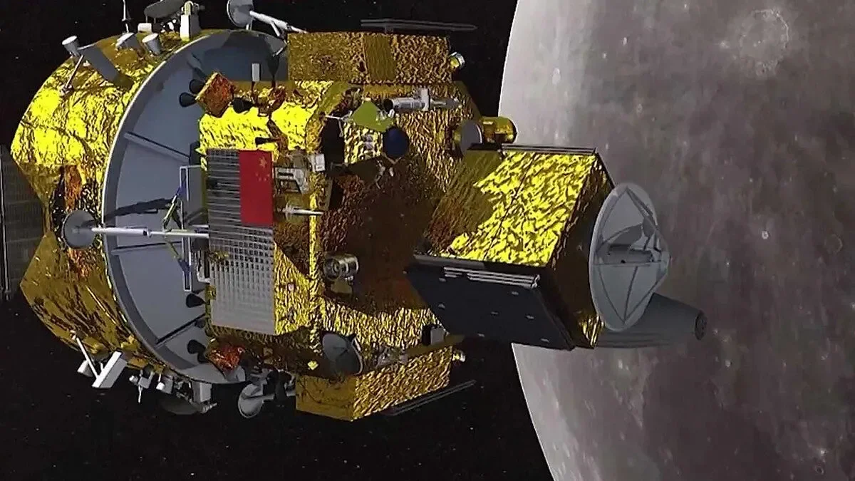 Recreación artística de la misión Chang’e-7 aproximándose a la Luna. Su compleja arquitectura incluye un orbitador, un módulo de aterrizaje, un rover y una sonda saltadora destinados a buscar hielo de agua en el polo sur lunar.