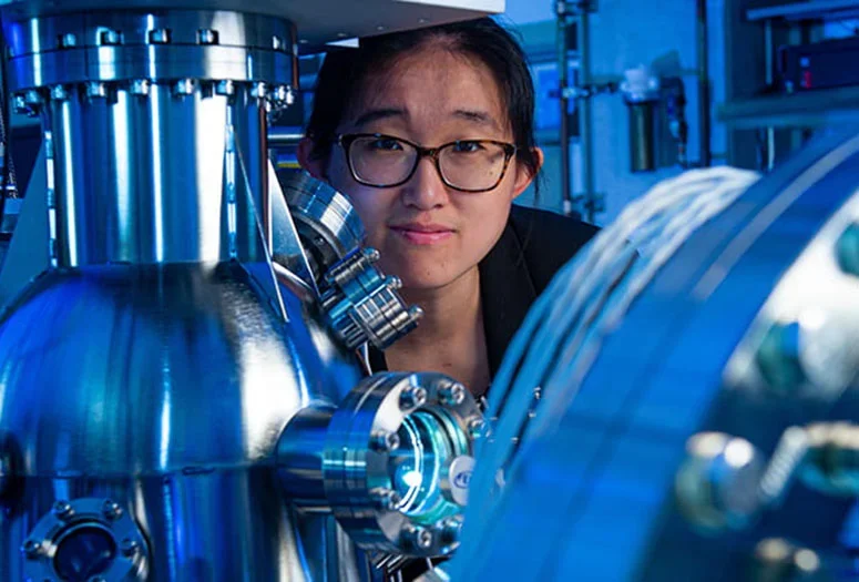 La física Ming Yi, de la Universidad Rice, junto al equipo de espectroscopía fotoelectrónica utilizado para analizar el comportamiento de los electrones en películas ultrafinas de dióxido de rutenio.