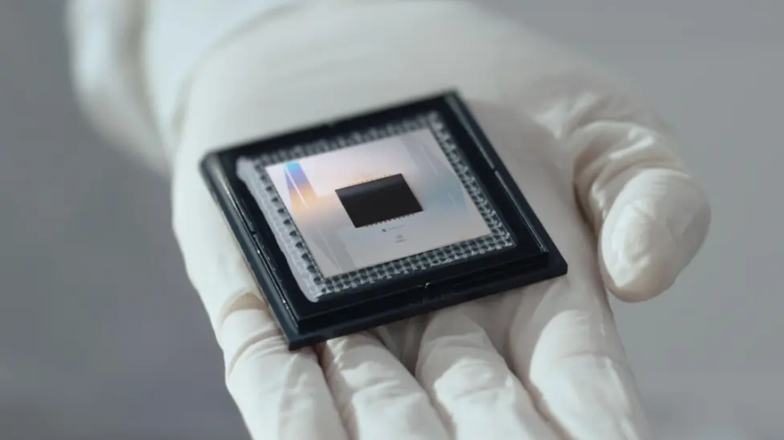 El nuevo chip cuántico Willow, de Google, cuenta con 105 qubits y ha completado en menos de cinco minutos un cálculo que a un superordenador le llevaría hasta 25 años.