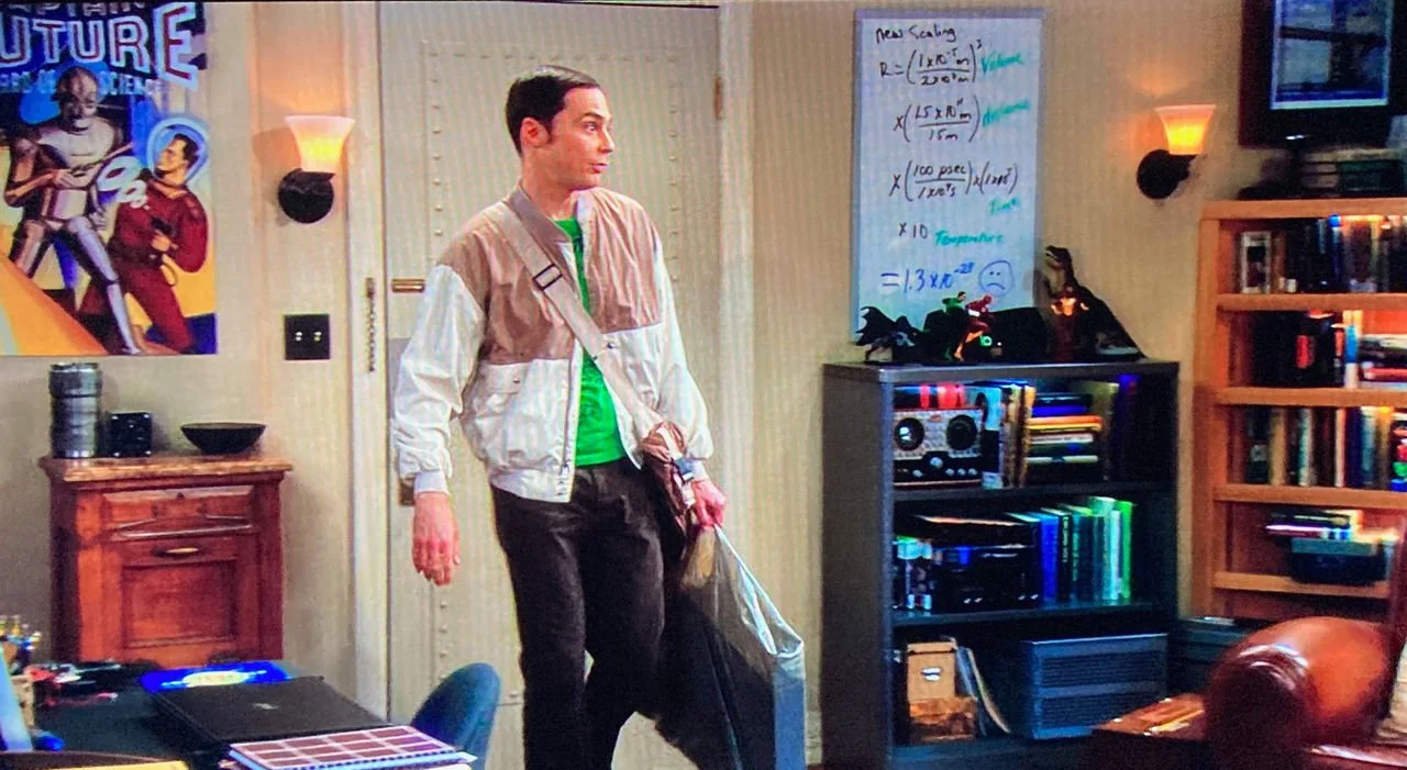 Fotograma de la serie The Big Bang Theory, con Sheldon Cooper entrando en su apartamento.