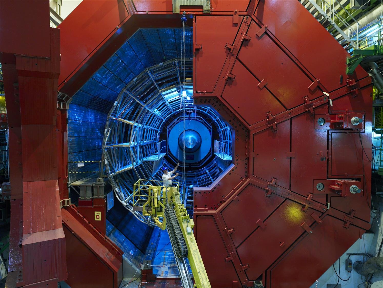 El enorme yugo de hierro en la caverna del Punto 2 del LHC se prepara para la instalación del experimento ALICE, reutilizando parte de la estructura del detector L3 del antiguo acelerador LEP (1989–2000).