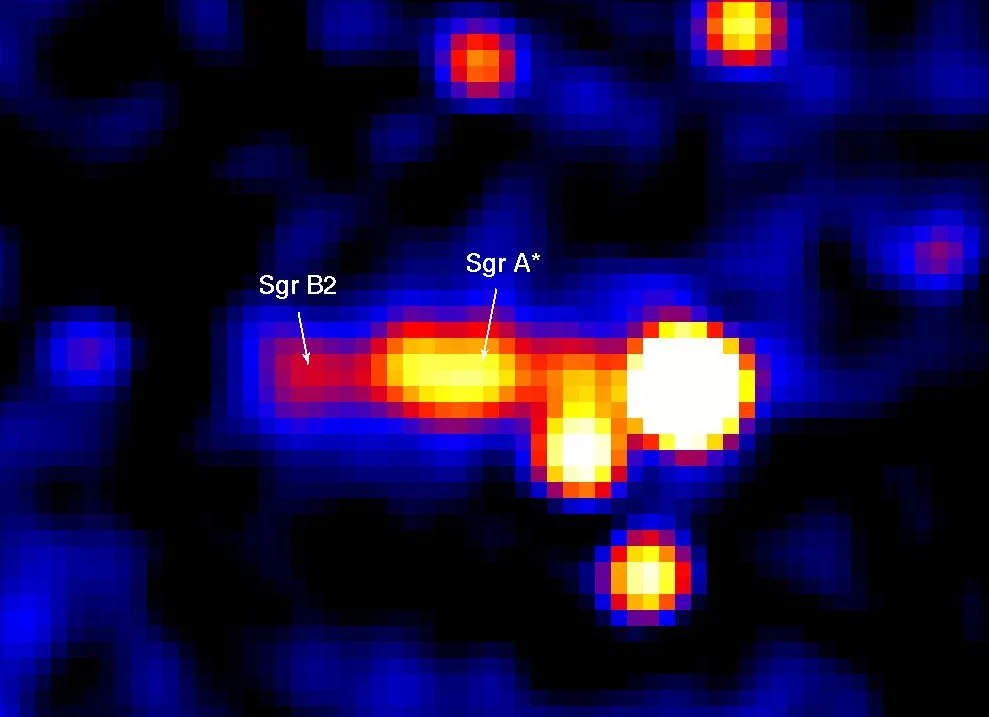 Imagen en falso color del centro de la Vía Láctea captada en rayos gamma por el satélite Integral. Se señalan la posición de Sagitario A* y de la nube molecular Sgr B2, separadas por unos 350 años luz.