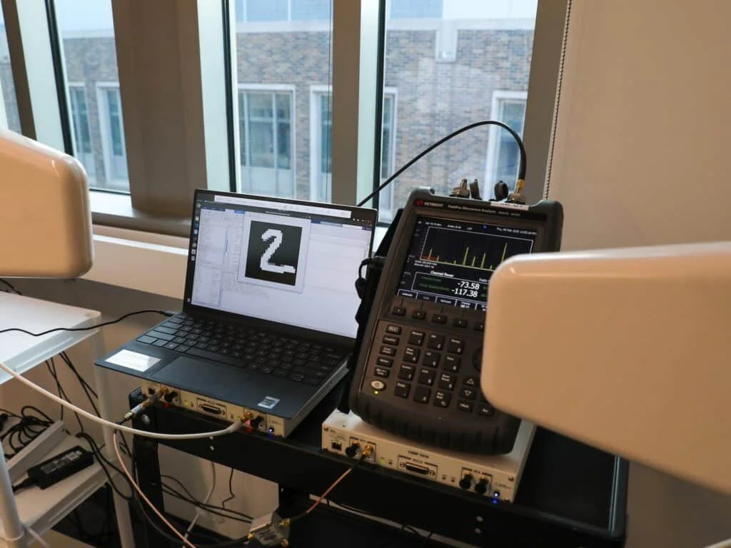 Pruebas realizadas en el laboratorio de Tingjun Chen muestran un modelo de IA capaz de identificar miles de imágenes transmitidas de forma inalámbrica con gran precisión y en tiempo casi instantáneo.