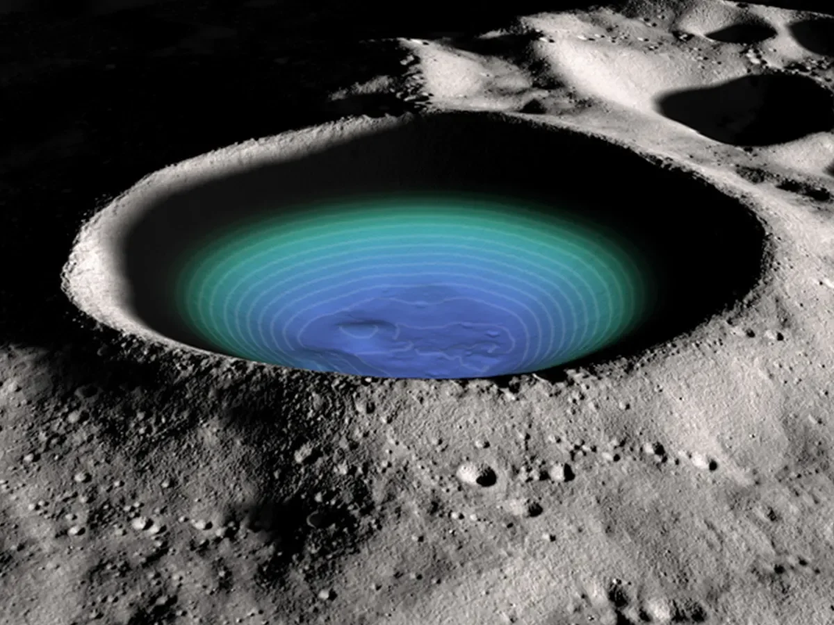 Relieve del cráter Shackleton, una depresión de 21 kilómetros de diámetro situada cerca del polo sur lunar y sumida permanentemente en la sombra. Los colores representan la profundidad y la estructura de su interior, no la presencia de agua.