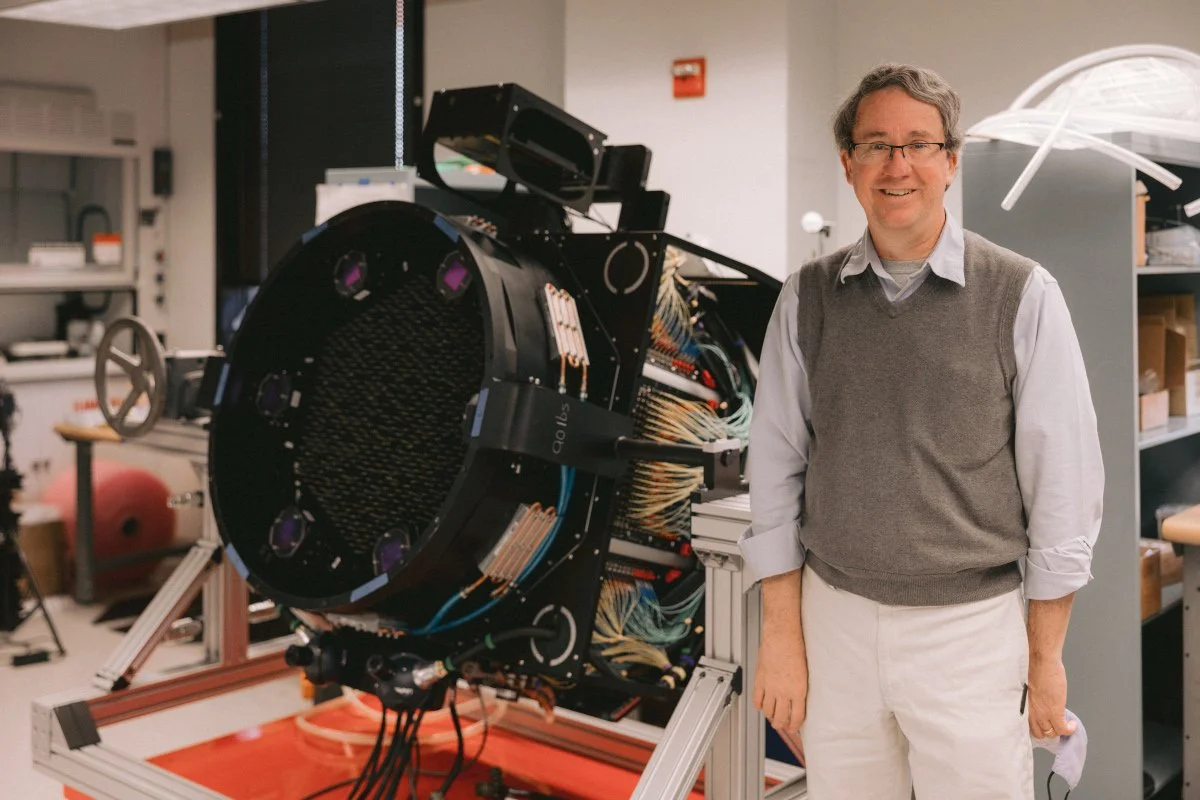 Richard Pogge, astrónomo de la Universidad Estatal de Ohio y uno de los impulsores del proyecto LBT Yp, participó en el desarrollo de los espectrógrafos que hicieron posible medir el helio primordial con una precisión récord.