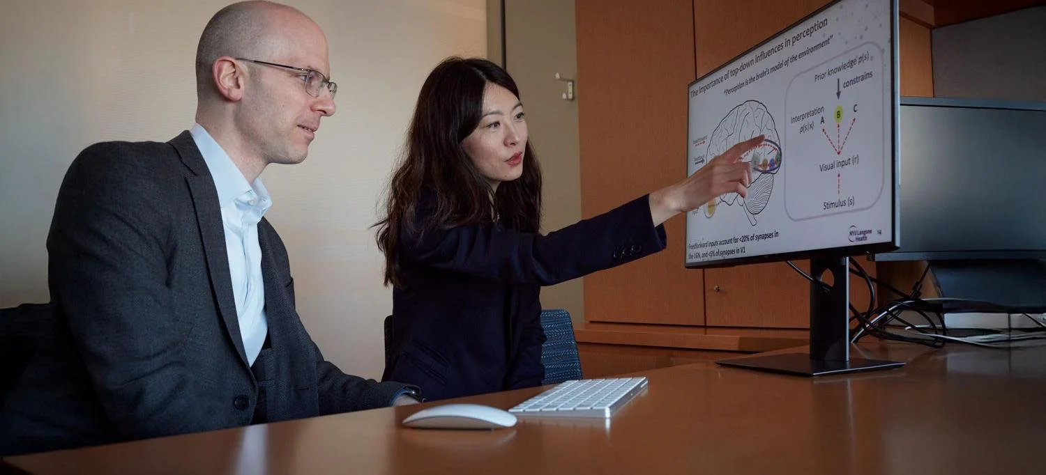 La neurocientífica Biyu J. He (derecha) y el neurocirujano Eric K. Oermann, del NYU Langone, han descubierto el