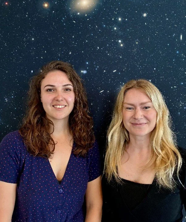 Julie Kiel Holm (izquierda), investigadora doctoral del Instituto Niels Bohr, y Sarah Pearson, profesora asociada de DTU Space.