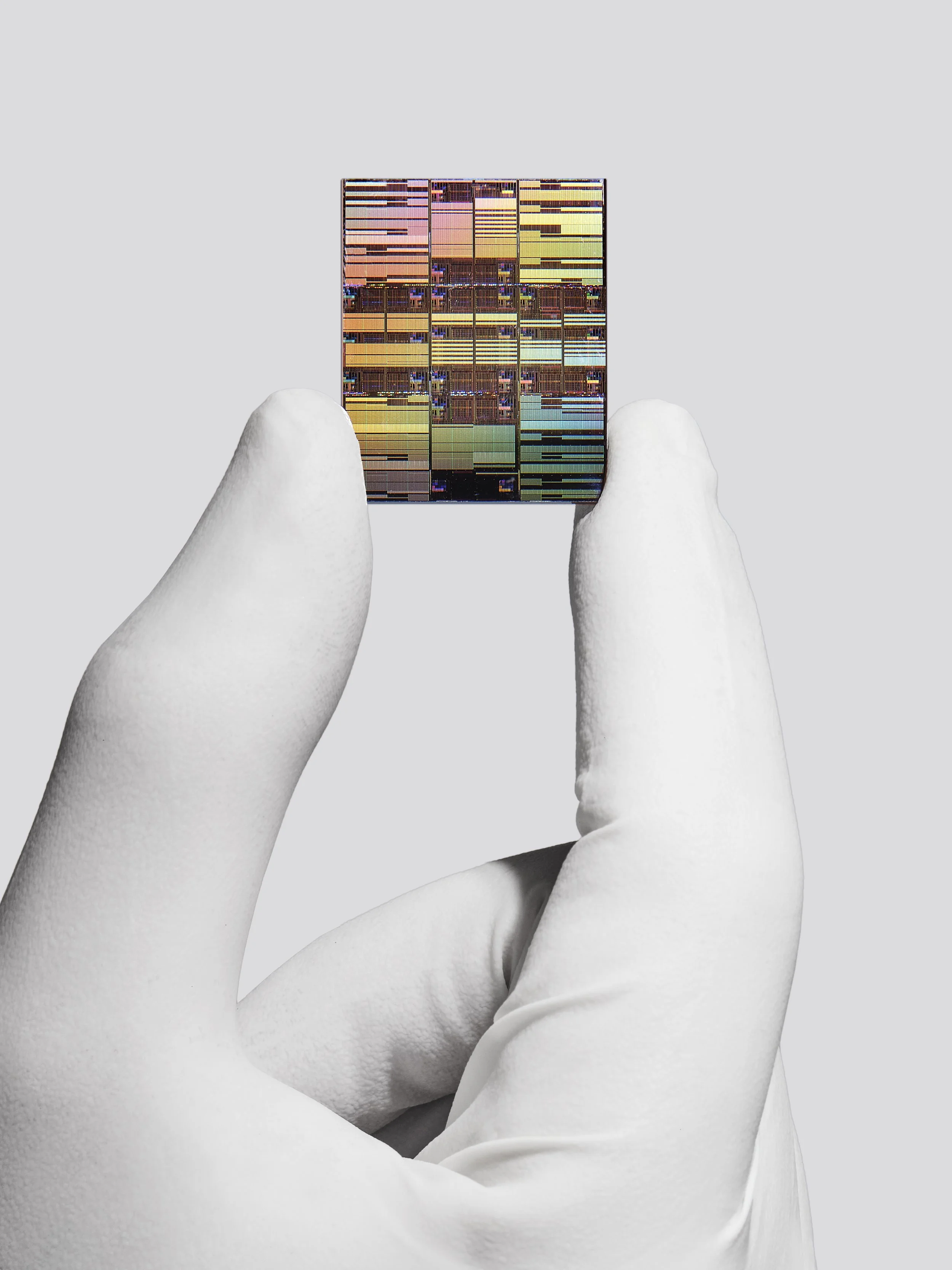 Detalle del prototipo del primer chip de menos de 1 nanómetro desarrollado por IBM. Basado en la innovadora arquitectura tridimensional nanostack, este dispositivo integra cerca de 100.000 millones de transistores.