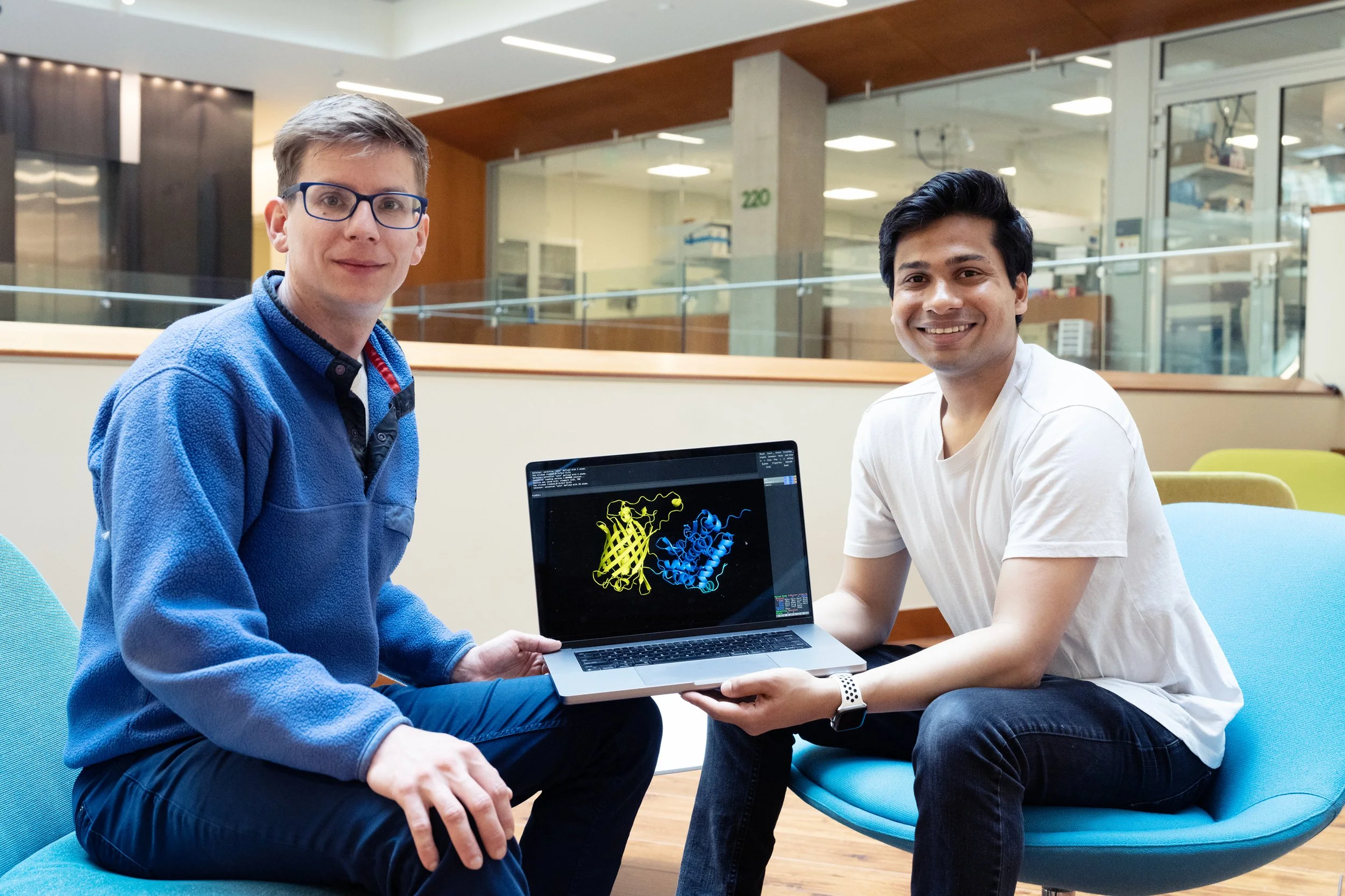 Kaspar Podgorski (izquierda), doctor en Neurociencia y científico sénior, y Abhi Aggarwal, investigador asociado, muestran en la pantalla de su portátil los dos tipos de neurosensores que han desarrollado, el iGluSnFR4f y el iGluSnFR4s.