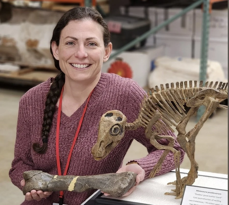 La paleohistóloga Holly N. Woodward, del Centro de Ciencias de la Salud de la Universidad de Oklahoma, es una de las autoras del estudio que ha analizado huesos de T. rex para conocer mejor su desarrollo.
