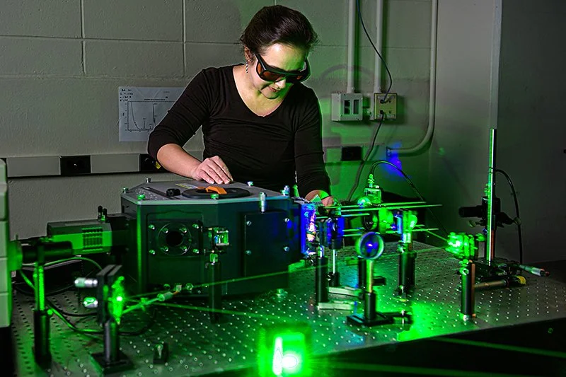 La biofísica Yulia Pushkar, de la Universidad Purdue, trabaja con un sistema de fotosíntesis artificial que imita a las plantas para captar luz y dividir moléculas de agua con el fin de producir hidrógeno.