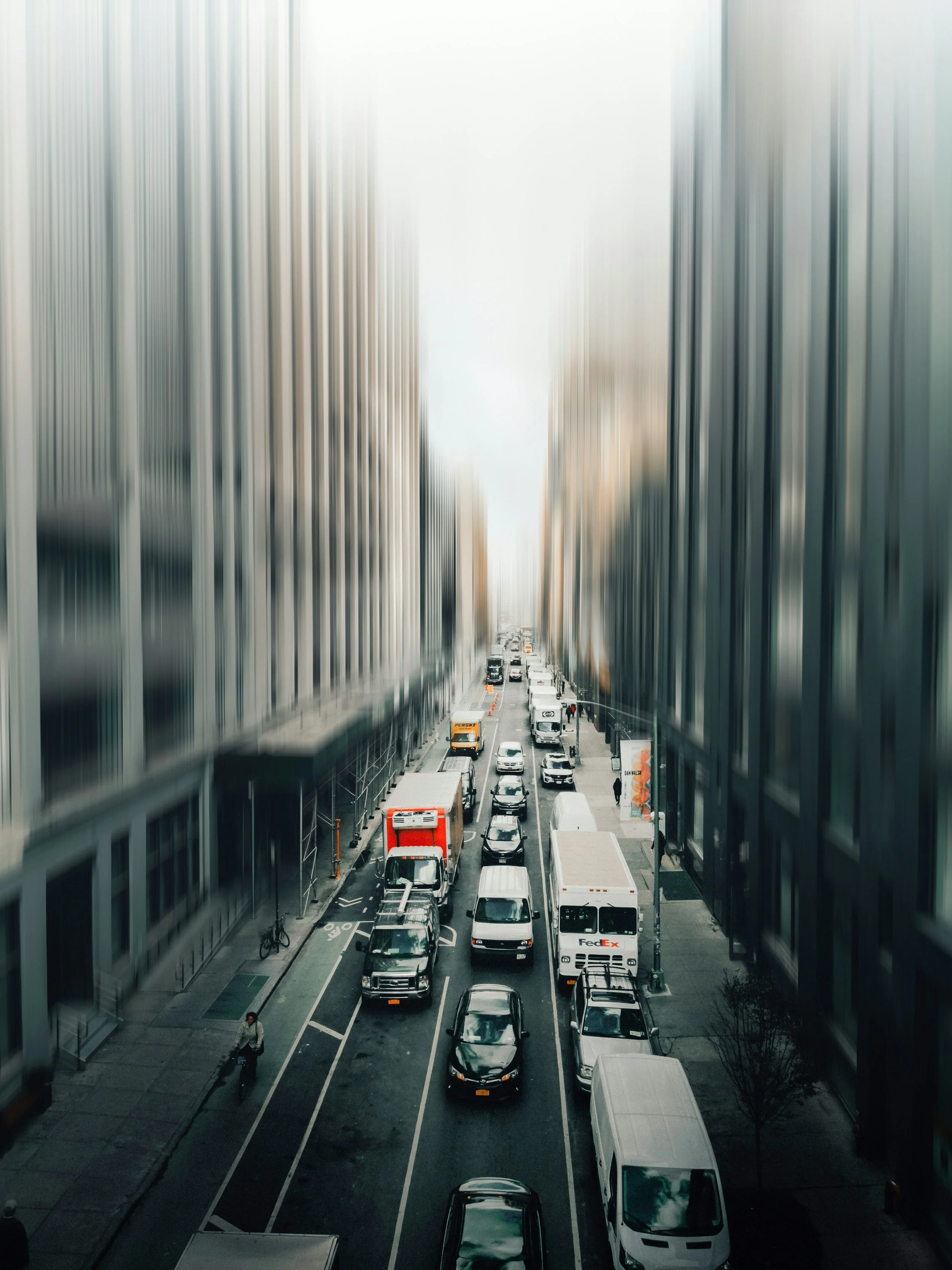 El tráfico rodado representa una de las mayores fuentes de emisiones urbanas de CO₂.