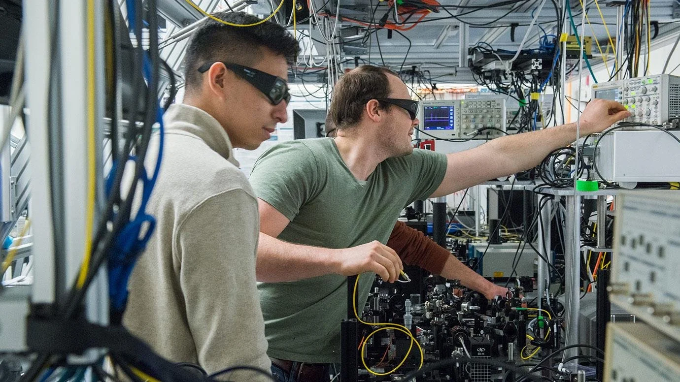Kevin Miao (izquierda) y Alexandre Bourassa trabajan en el laboratorio del físico David Awschalom, uno de los centros de referencia mundial en tecnologías cuánticas.