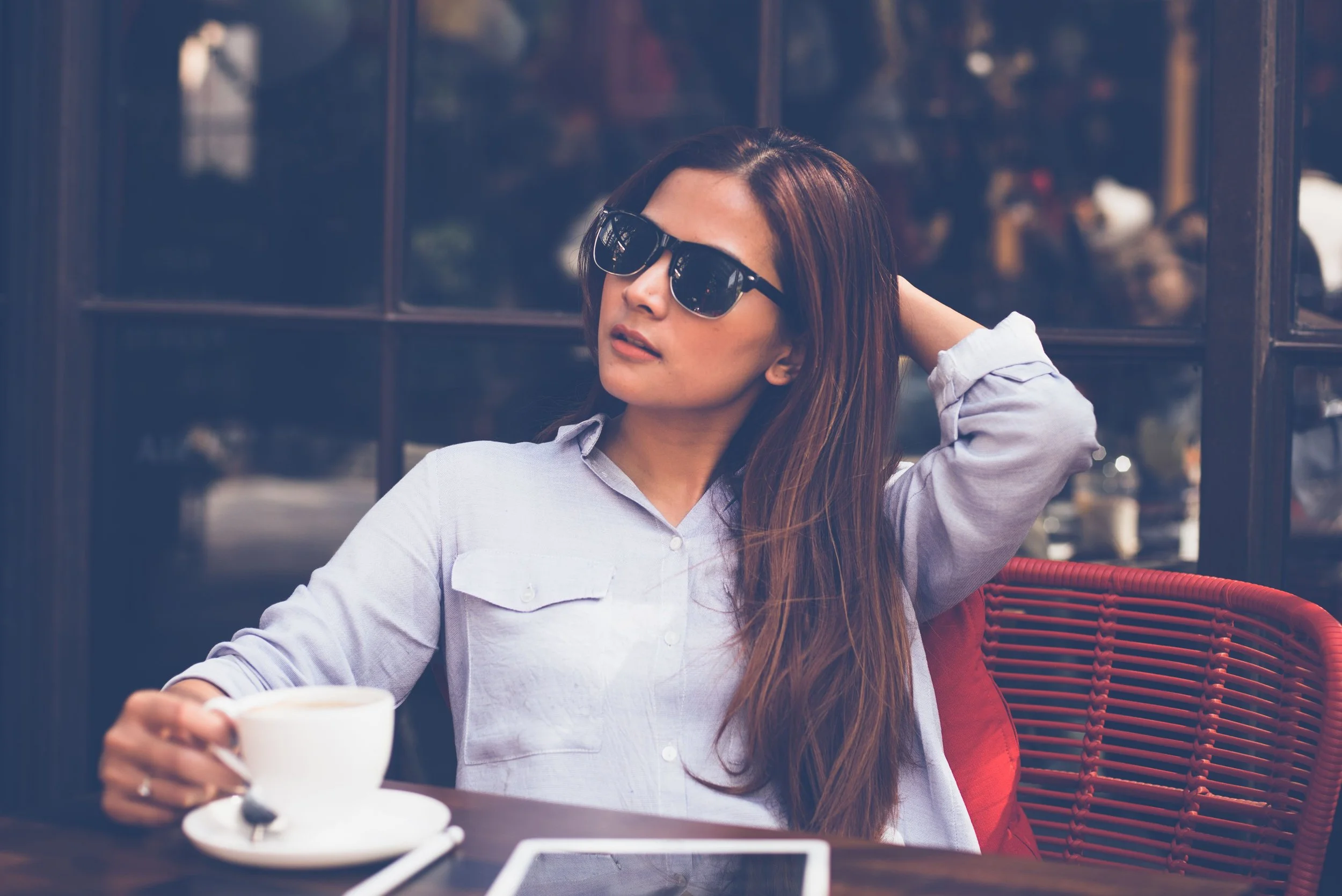 La velocidad con la que cada persona metaboliza la cafeína varía según factores como la genética, la edad, el embarazo, algunos medicamentos o el hábito de consumir café, lo que explica por qué sus efectos no son iguales en todos.