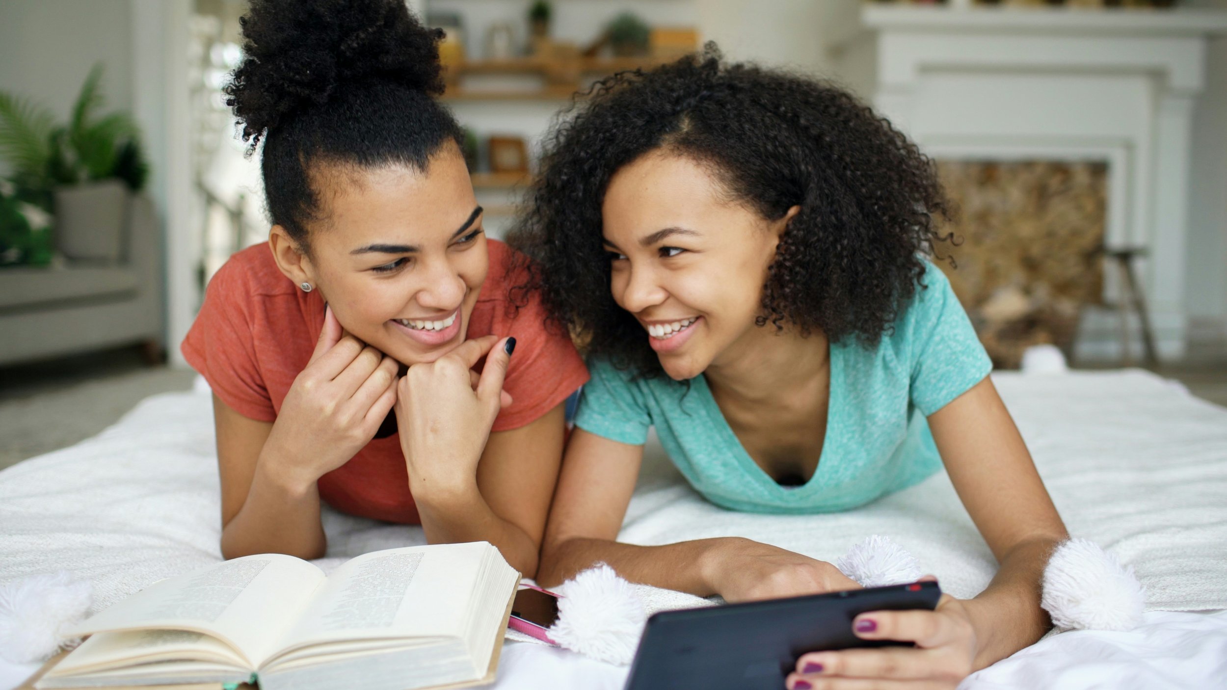 Las amistades durante la adolescencia son una fuente clave de apoyo emocional y autoestima, según los investigadores de la Florida Atlantic University y la Universidad Mykolas Romeris.