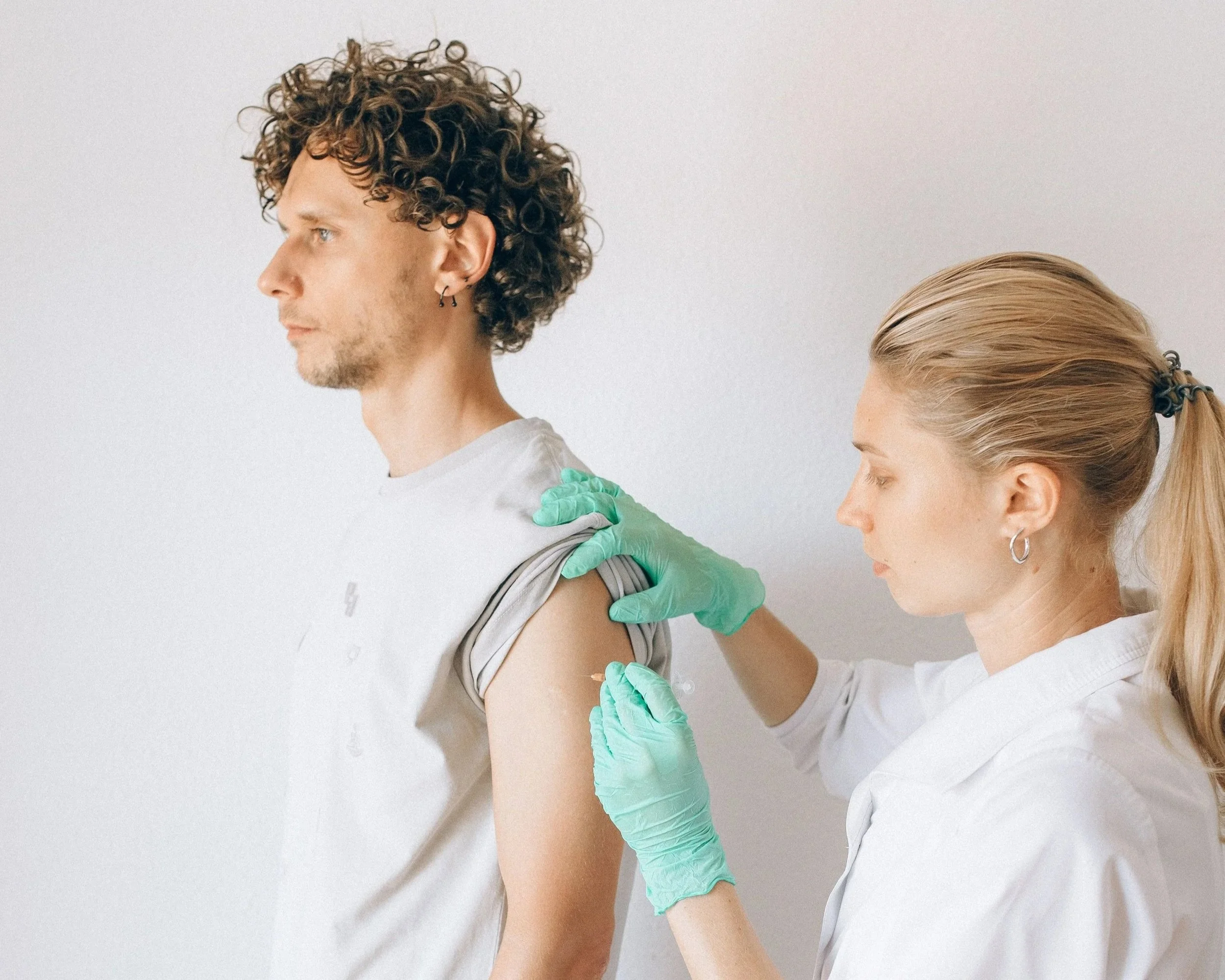 La intensidad de la respuesta inmunitaria varía de una persona a otra y podría estar condicionada por la huella que dejaron anteriores infecciones y vacunaciones.