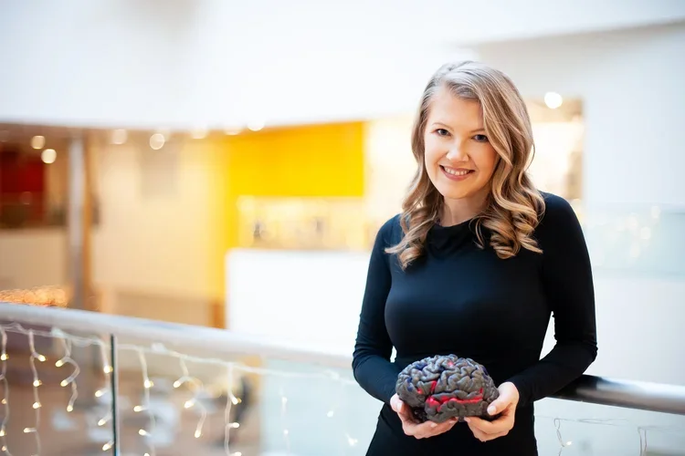 Evelina Fedorenko, neurocientífica del MIT que investiga cómo se organiza el lenguaje en el cerebro y hasta qué punto las regiones que lo procesan constituyen una red funcional diferenciada de otros sistemas cognitivos.