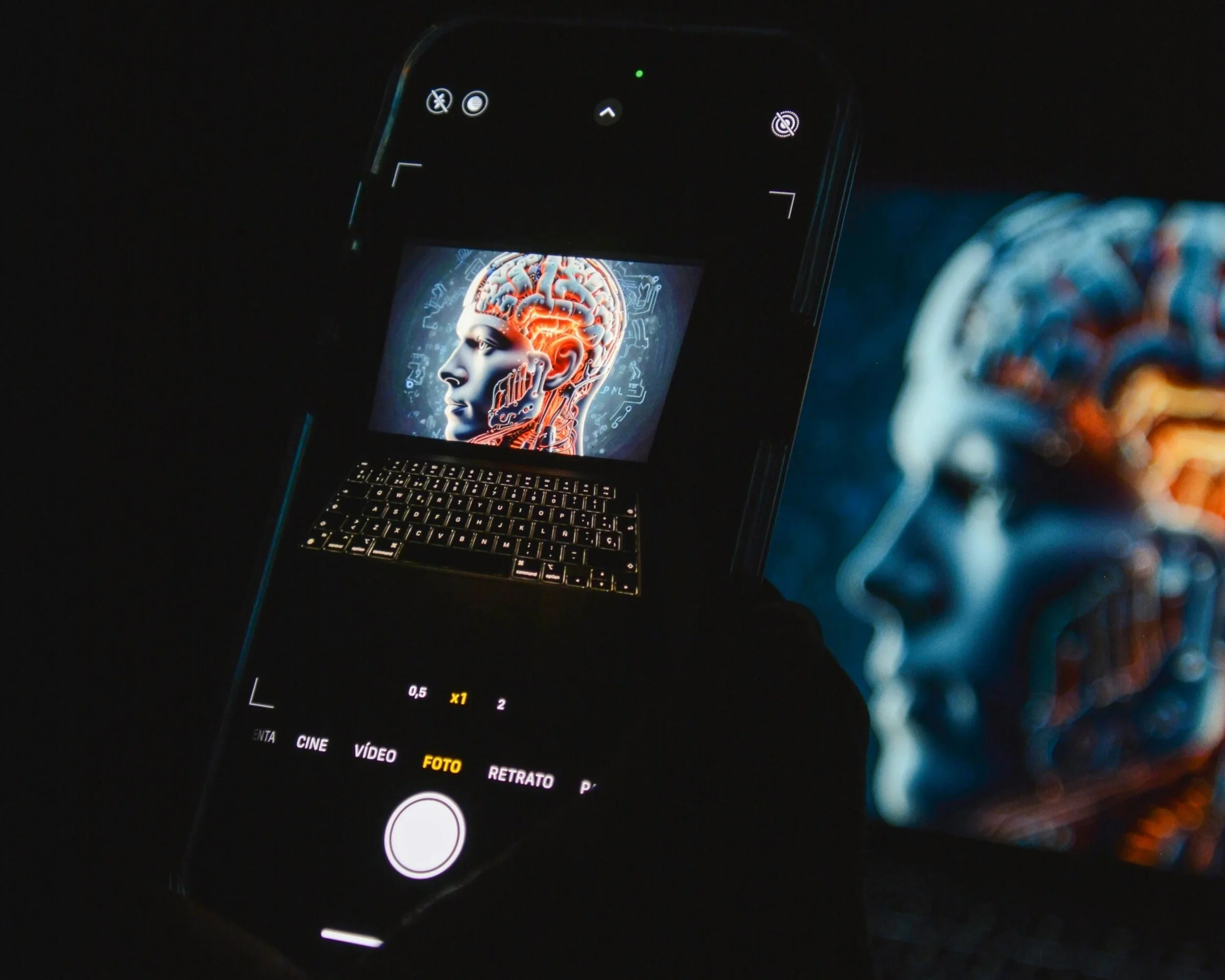 Un móvil capta la imagen de un cerebro digital: la IA se ha convertido en una herramienta cotidiana, pero un estudio advierte de que los chatbots más cálidos pueden ser menos precisos y más propensos a reforzar creencias erróneas.