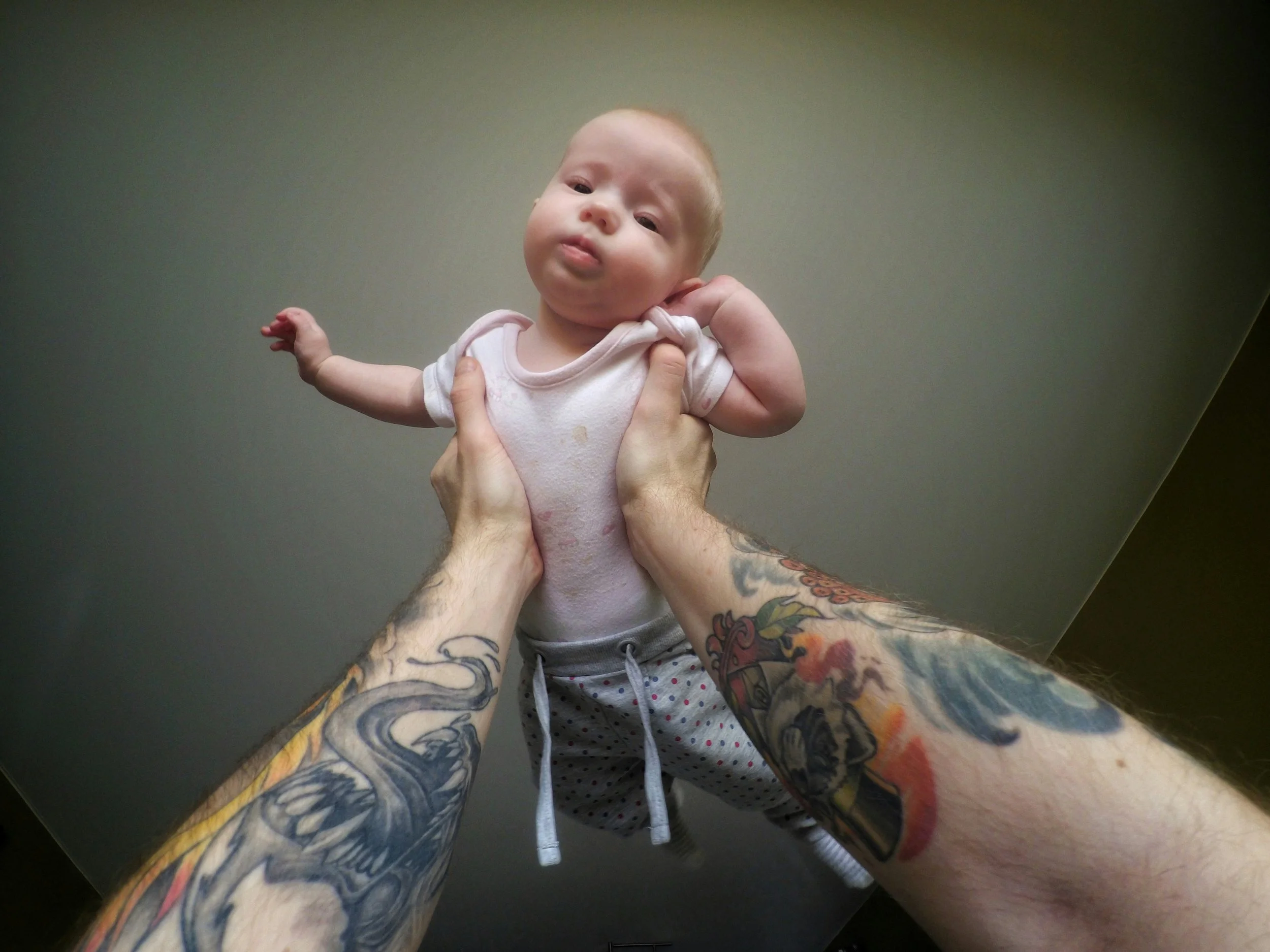 El estudio detectó que el perímetro craneal y la altura de los bebés evolucionan de forma estrechamente relacionada durante el primer año de vida, especialmente en quienes presentan mayor riesgo de autismo.