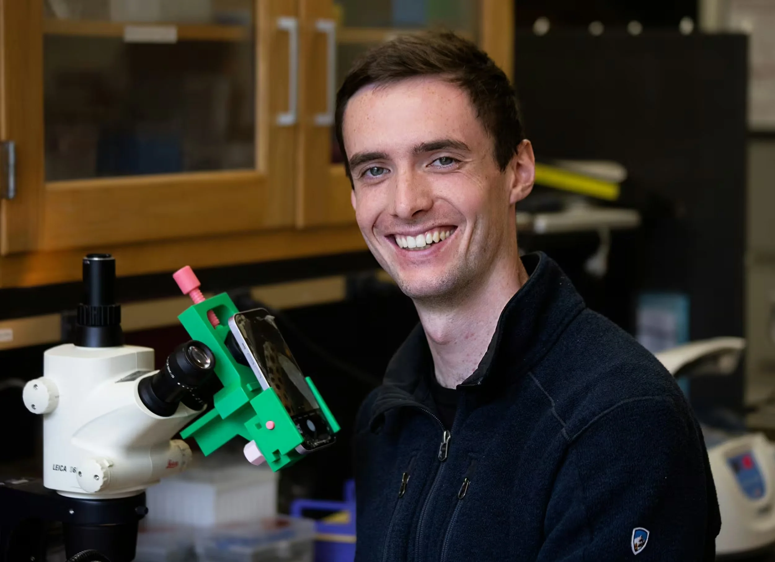 Daniel «Danny» Collins, investigador de la Universidad de Stanford, examina una pareja de fragmentos de coral en el laboratorio de Stephen Palumbi, donde se descubrió un mecanismo capaz de acelerar su recuperación tras el blanqueamiento.