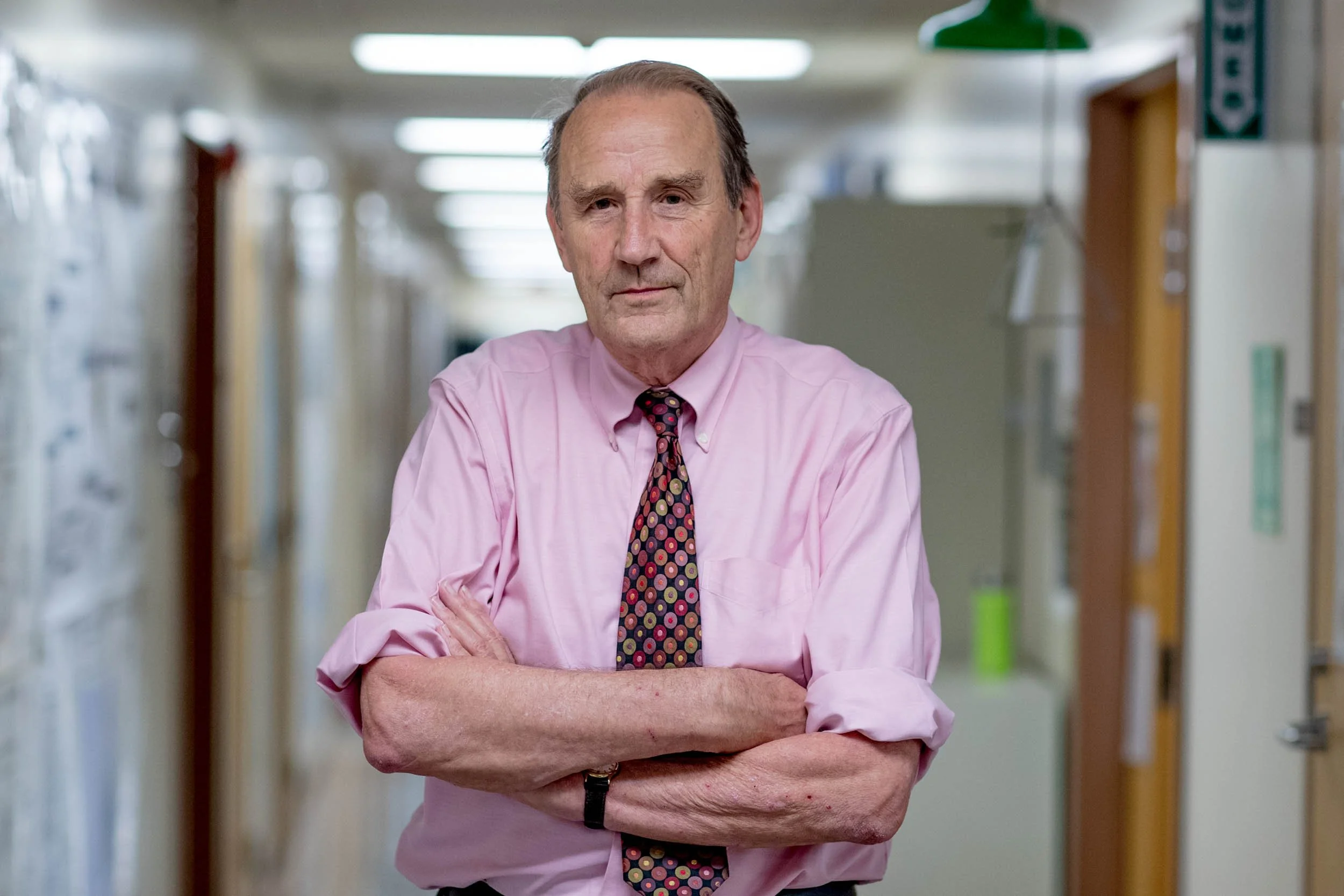 Thomas Platts-Mills, médico e investigador de UVA Health que descubrió la llamada alergia a la carne transmitida por garrapatas, ha identificado ahora la primera muerte causada por esta condición.