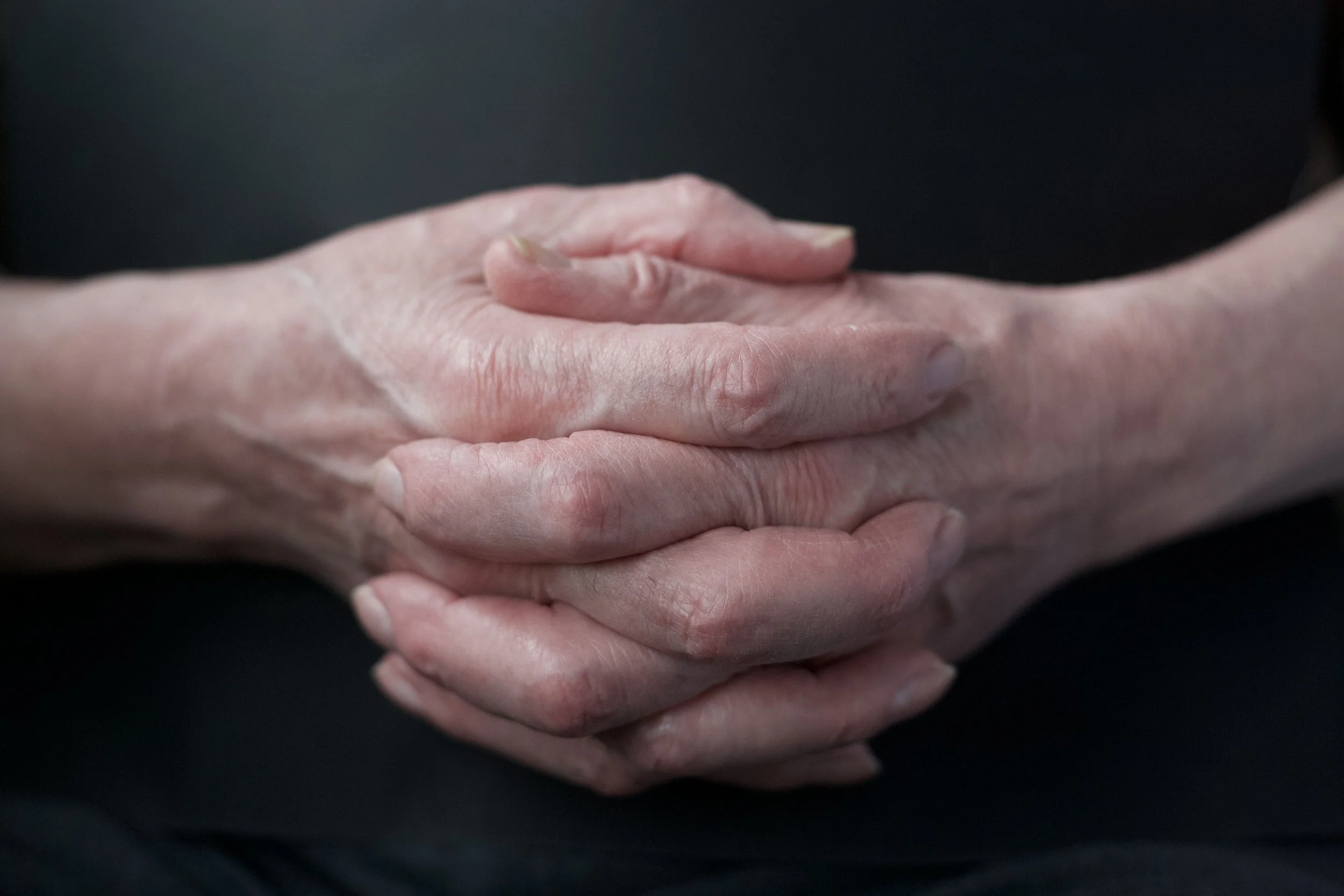 El párkinson afecta a los circuitos cerebrales que controlan el movimiento y provoca síntomas como temblores, rigidez muscular y lentitud de movimientos. Las nuevas terapias con células madre buscan recuperar parte de las funciones perdidas.