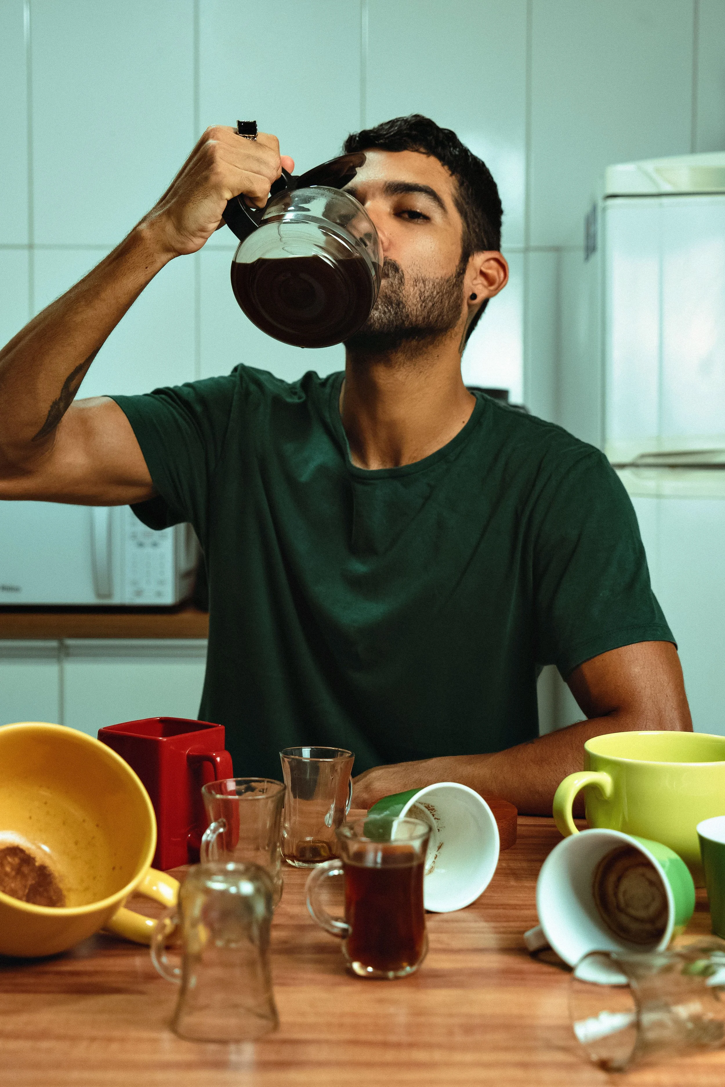 Para la mayoría de los adultos sanos, consumir hasta 400 miligramos de cafeína al día —el equivalente aproximado a entre tres y cinco tazas de café— es seguro y no aumenta el riesgo cardiovascular.
