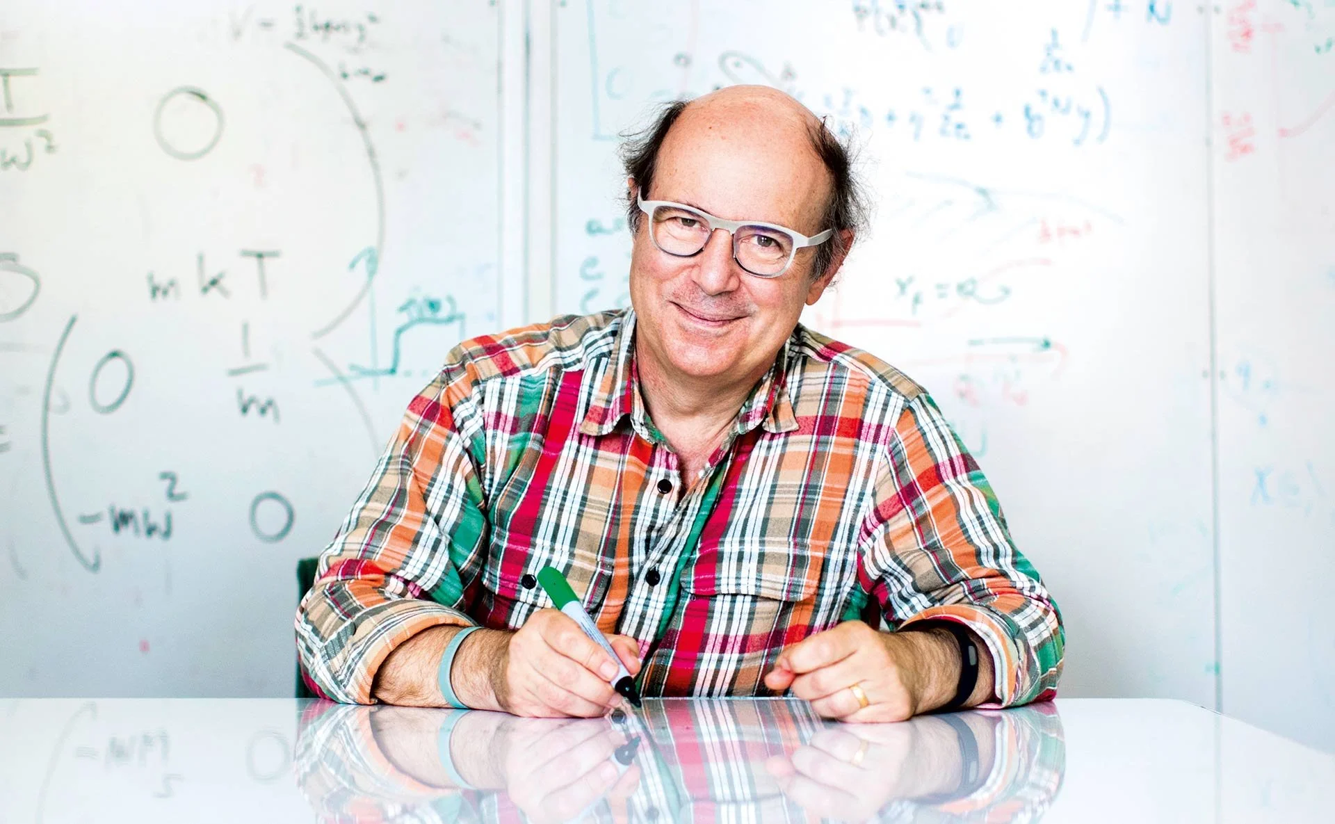 Frank Wilczek, físico teórico estadounidense y premio Nobel de Física 2004, es conocido por sus aportes a la cromodinámica cuántica (la teoría de las interacciones entre quarks y gluones) y por haber propuesto la idea de los cristales de tiempo.
