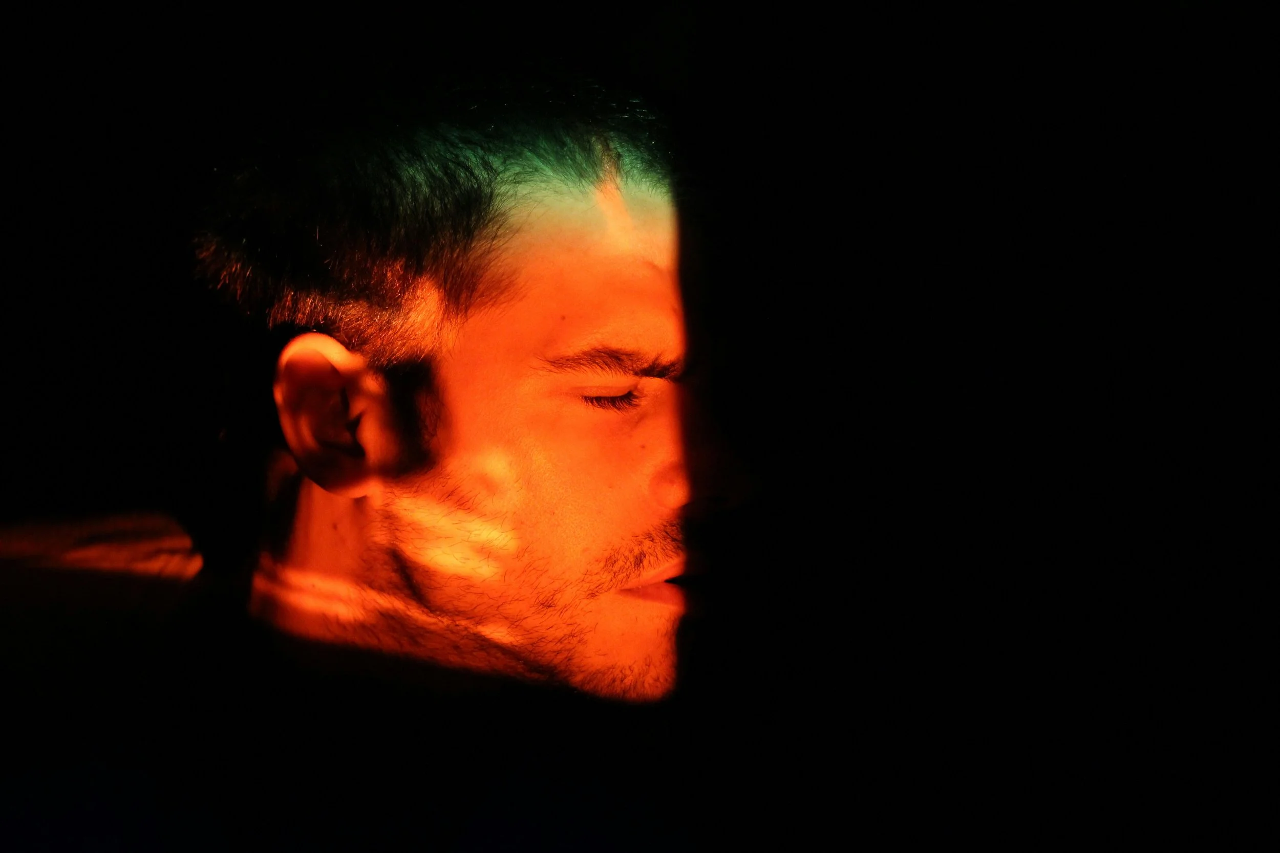 Aunque no podemos oírlo, el infrasonido puede aumentar la irritabilidad y el cortisol, activando una respuesta de estrés en el cuerpo sin una causa visible.