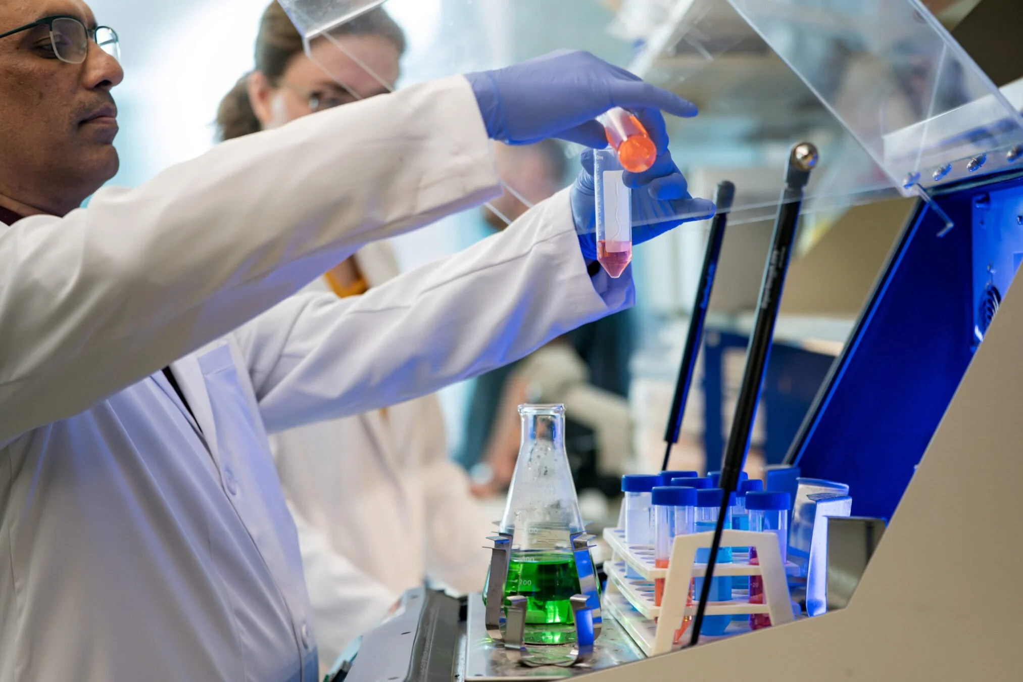 Investigadores en el laboratorio de Ashok K. Shetty desarrollan un innovador aerosol nasal destinado a combatir el envejecimiento cerebral y sus efectos sobre la memoria.