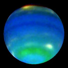 Imagen de Neptuno en la que las nubes más elevadas aparecen en tonos blancos, amarillos y rojizos, mientras que las capas inferiores muestran tonalidades azules y verdes por la absorción del metano atmosférico.