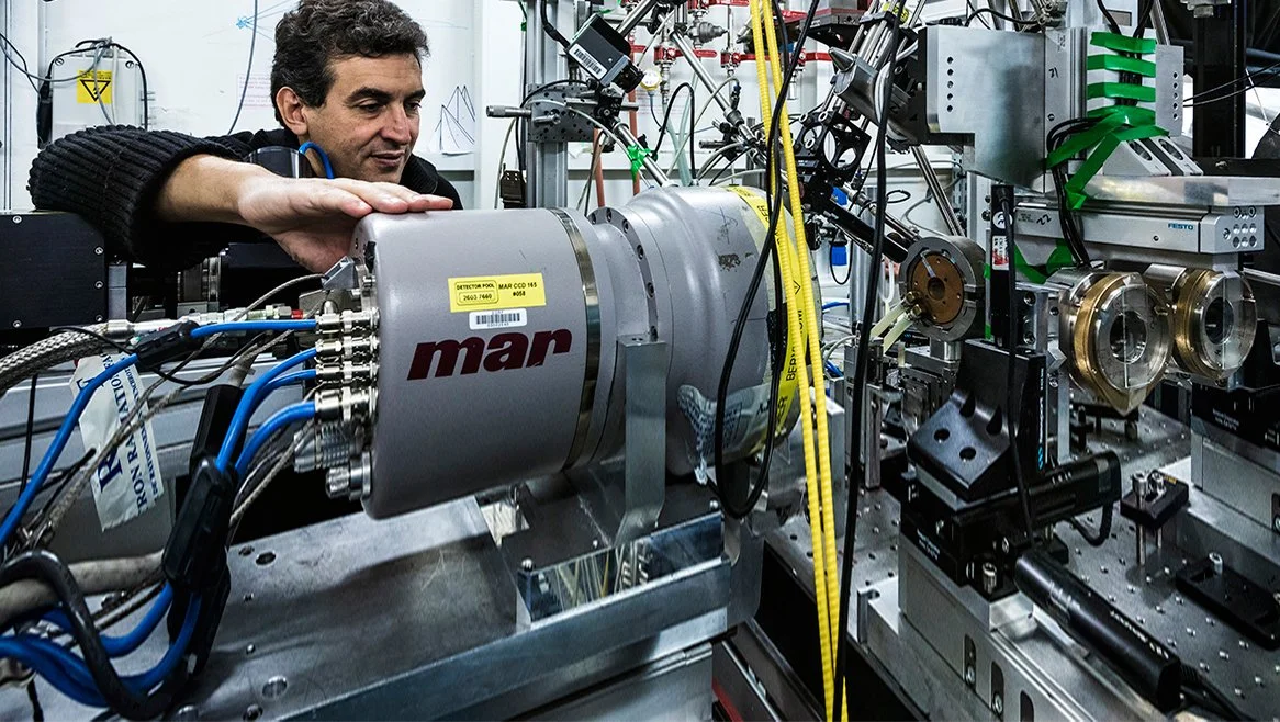 La línea experimental ID27 del Sincrotrón Europeo de Grenoble permitió analizar la diminuta muestra de hielo mediante un haz de rayos X concentrado por debajo de una micra.