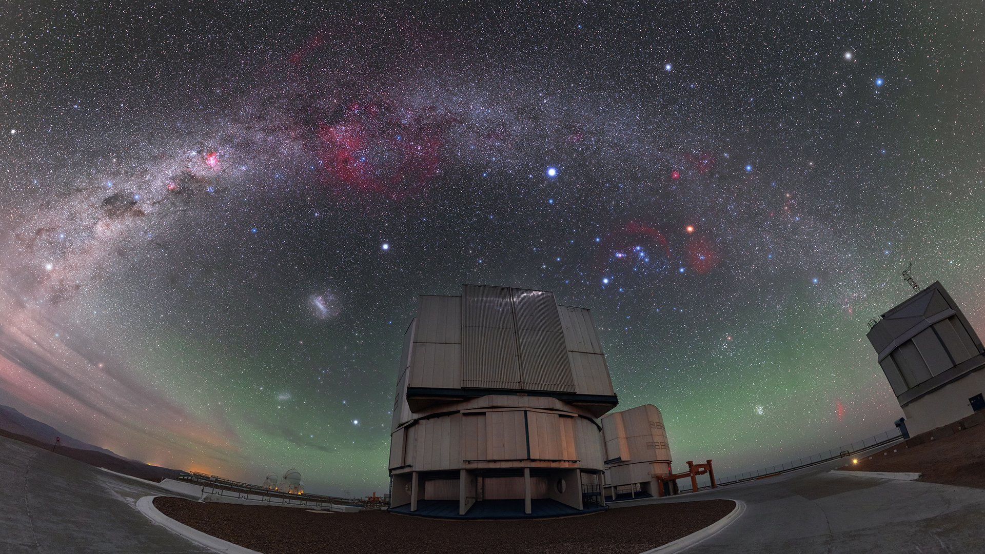 El cielo sobre el Very Large Telescope (VLT) de ESO, en Chile. La estrella R Doradus se encuentra a la izquierda del telescopio, cerca de la Gran Nube de Magallanes, visible como una mancha luminosa en el cielo.