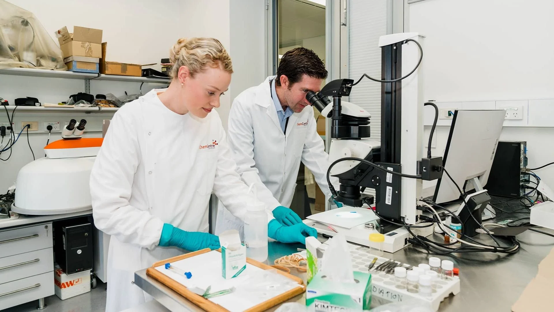La doctoranda Rebecca Tidy y el doctor Joel Gummer forman parte clave de la colaboración científica que impulsa el genotipado proteómico, una nueva técnica forense basada en el análisis de proteínas del cabello.