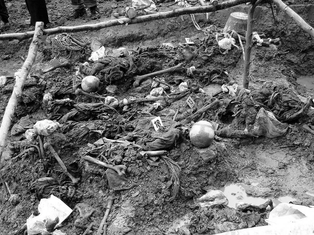 Una fosa común exhumada en Potocari (Bosnia y Herzegovina), escenario clave de la masacre de Srebrenica de julio de 1995.