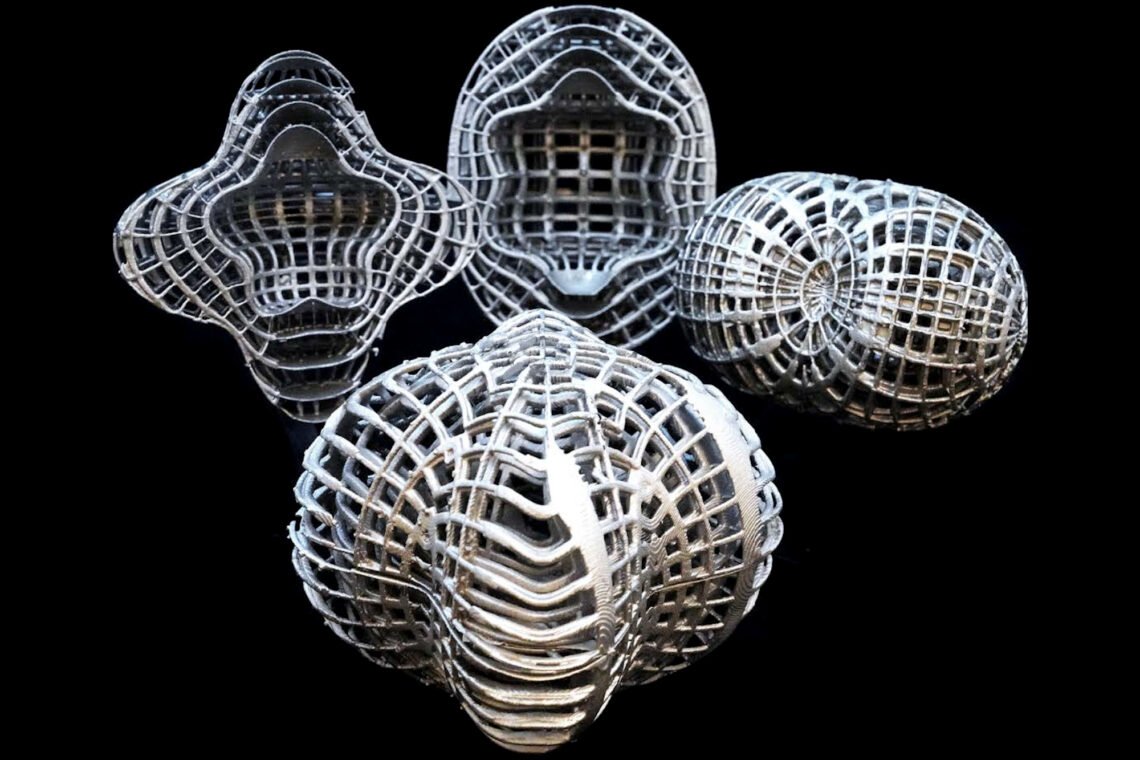 Prototipos de capas térmicas tridimensionales fabricadas mediante impresión 3D. Estas estructuras híbridas de aluminio y polímero redirigen el flujo del calor alrededor del objeto que envuelven, ocultando su firma térmica.