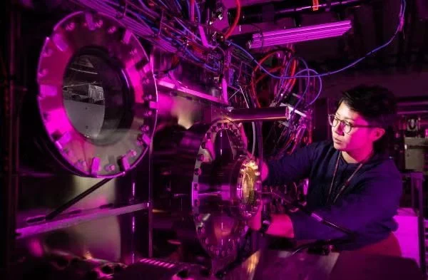 El instrumento chemRIXS, instalado en la fuente de rayos X LCLS del laboratorio SLAC, permitió determinar en qué átomos de nitrógeno se redistribuían los electrones durante la reacción.