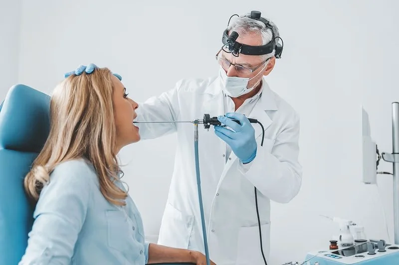 La sialendoscopia permite explorar el interior de los conductos de las glándulas salivales mediante un pequeño endoscopio, para diagnosticar alteraciones y, en determinados casos, tratarlas durante la misma intervención.
