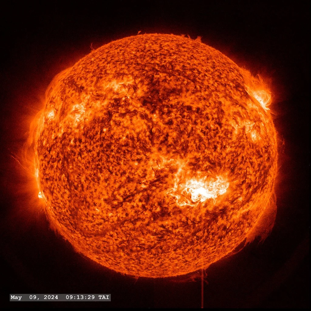 La región activa 13664 (en el cuadrante inferior derecho del disco solar) emite una potente llamarada de clase X2.2, observada a través del filtro AIA de 304 ångstroms del Solar Dynamics Observatory (SDO).