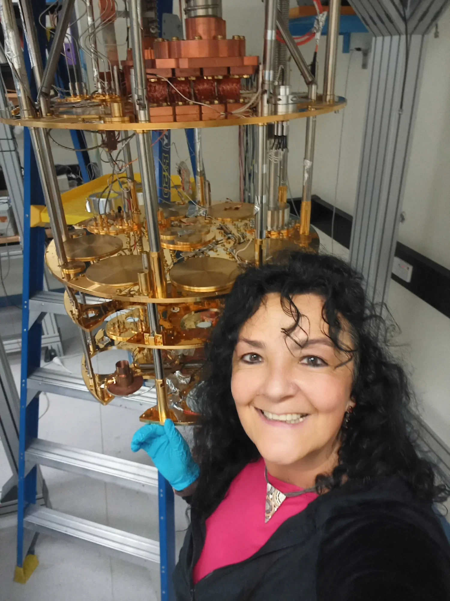 Catalina Curceanu, directora de investigación del Instituto Nacional de Física Nuclear italiano y portavoz de la colaboración VIP, posa junto a uno de los dispositivos experimentales.