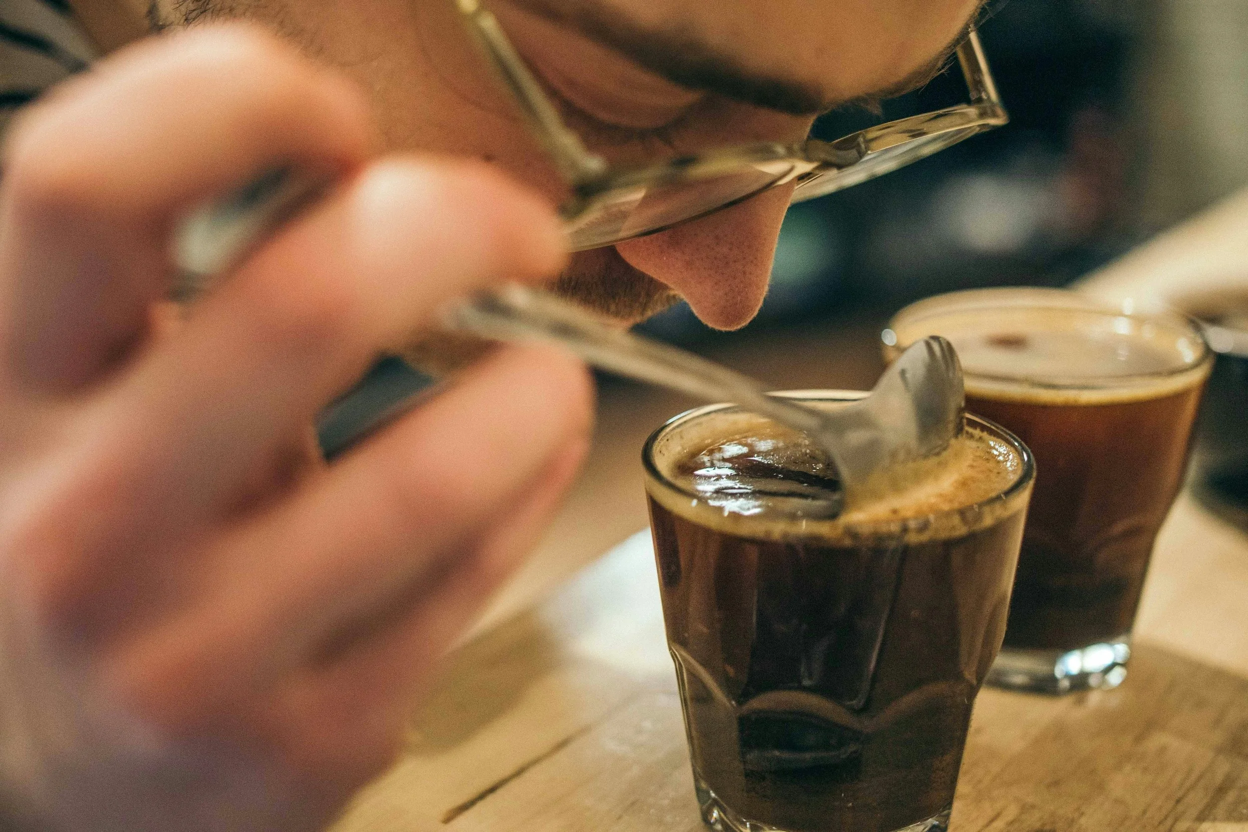Una sola inhalación consciente, como la que hacemos al acercarnos el aroma de un café, basta para activar el sofisticado sistema neuronal con el que el cerebro humano organiza los olores