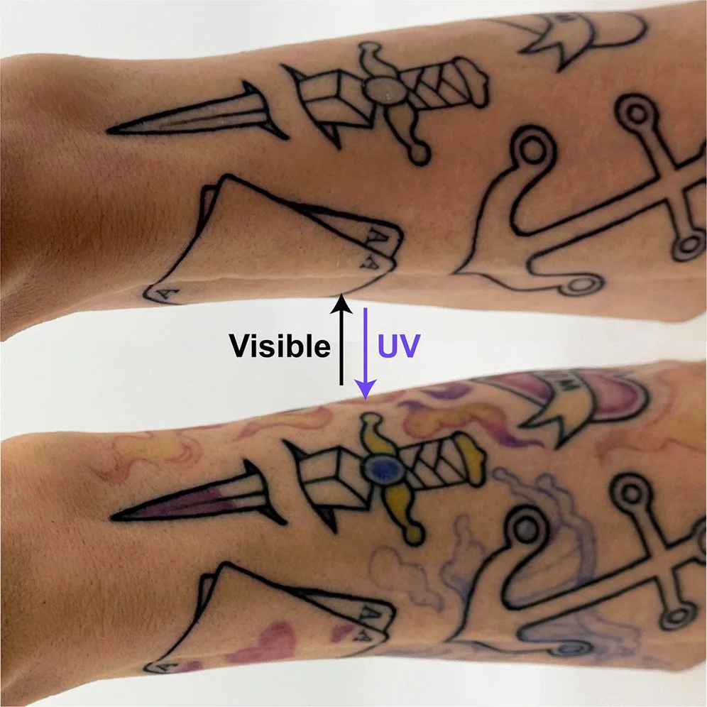 La luz ultravioleta revela los colores y dibujos de PhotoTat; la luz visible los oculta de nuevo, mientras los contornos negros del tatuaje permanecen.