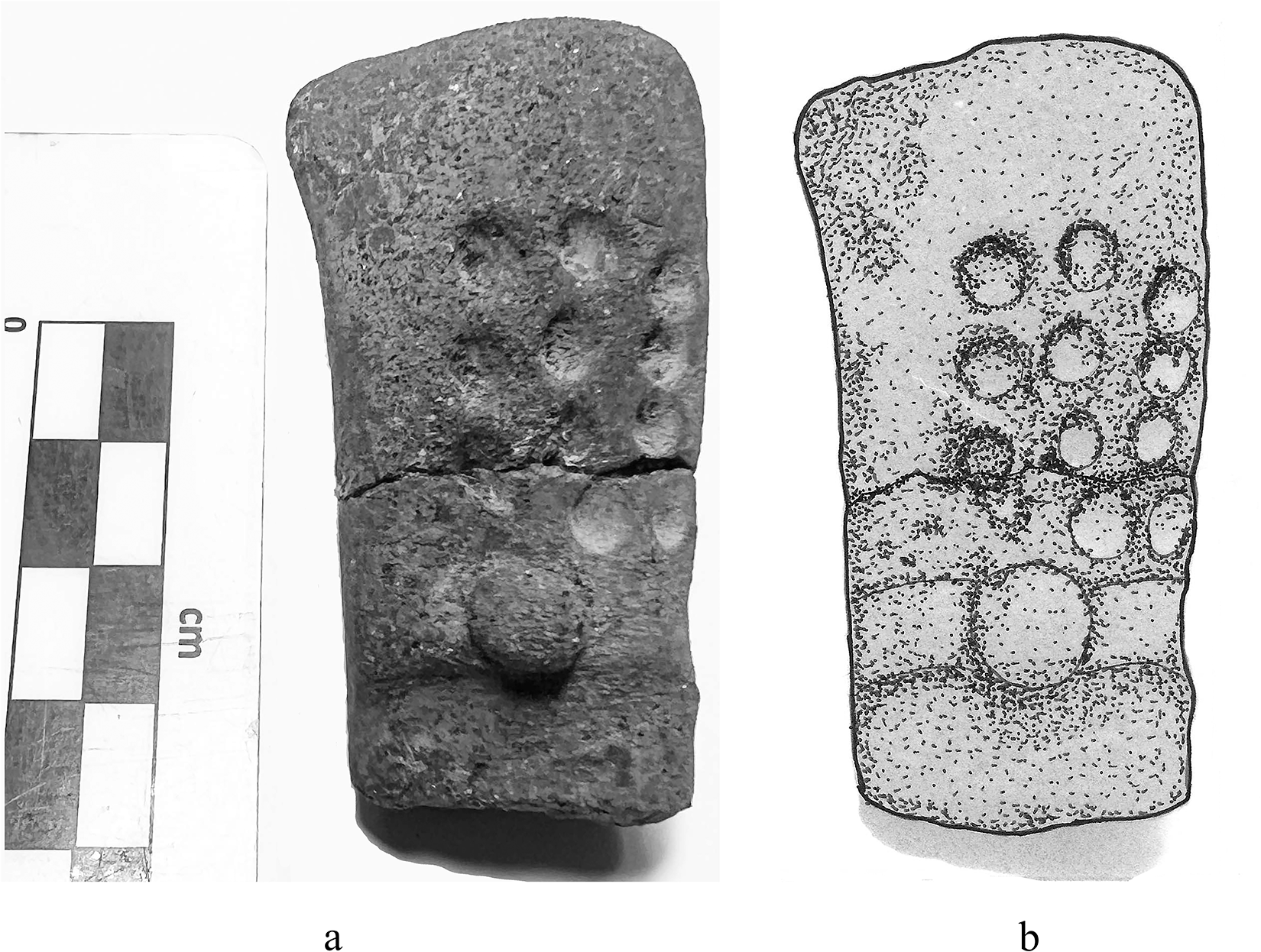 La fotografía y el dibujo de la figurilla muestran la disposición de los once puntos grabados en tres columnas sobre una banda decorativa que quizá representa un tocado.