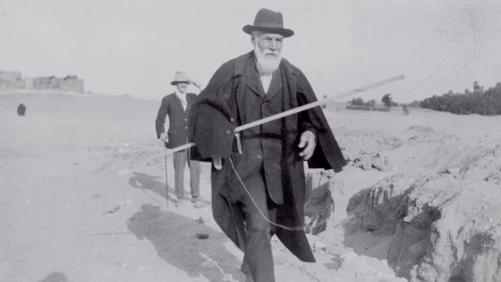 El egiptólogo británico Flinders Petrie en Abidos. Sus excavaciones de las tumbas subsidiarias en la década de 1920 le llevaron a sospechar que algunos acompañantes de los primeros faraones habían sido sacrificados.