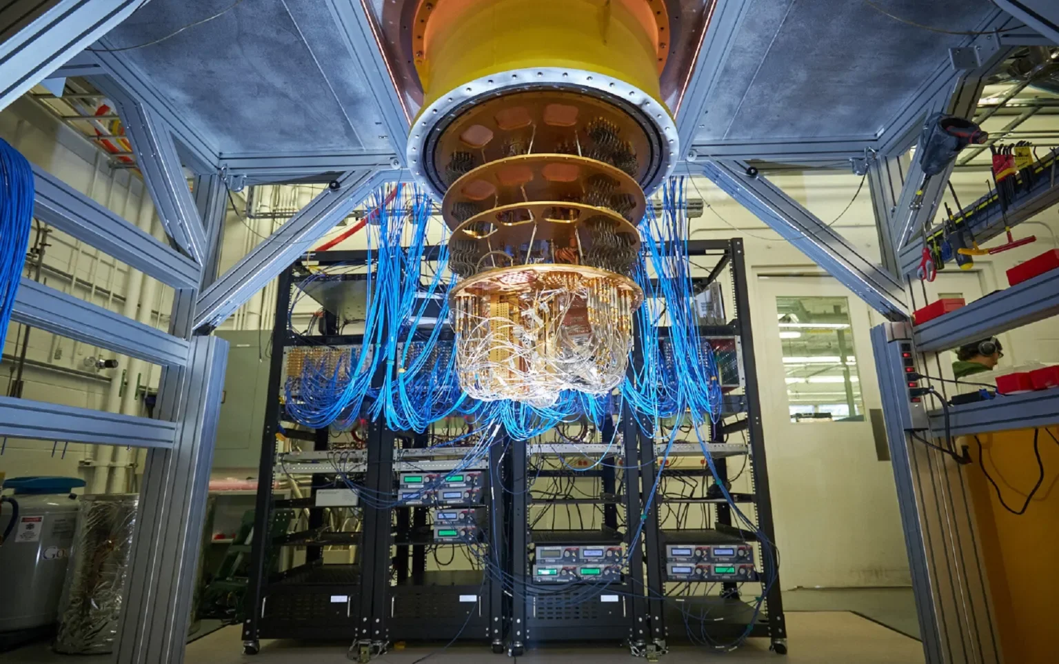 Sistema criogénico del procesador cuántico Sycamore de Google, basado en cúbits superconductores, una tecnología diferente de los iones atrapados. El dispositivo fue protagonista de una controvertida simulación de un agujero de gusano.