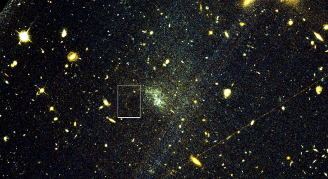 El recuadro señala la tenue corriente estelar Oyashio, formada por estrellas arrancadas de un cúmulo globular en la galaxia ultradifusa UGC 9050-Dw1.