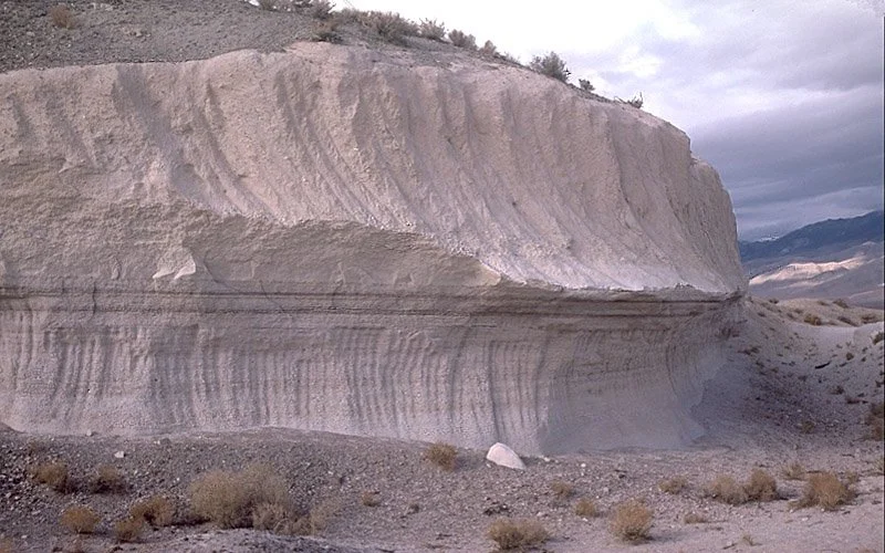 Afloramiento del Bishop Tuff en Chalfant Valley (California, EE UU), a unos 25 kilómetros al sureste de la caldera de Long Valley.